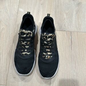 APL size 9 black sneakers